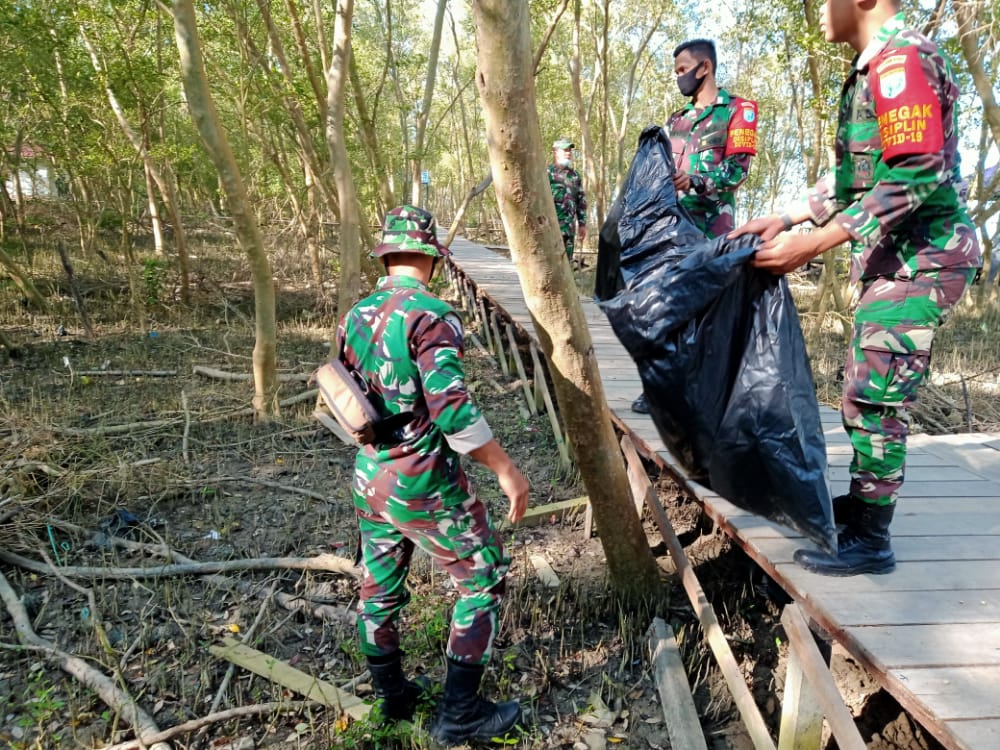 Bersihkan Taman Mangrove, Upaya Koramil Singkawang Jaga Kelestarian Alam