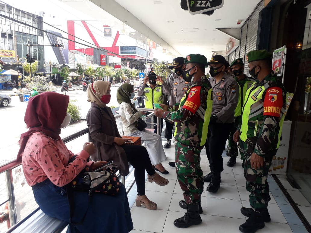 Cegah Potensi Kerumunan Pada Libur Weekend, Dandim Madiun Terjunkan Personelnya Himbau Pengunjung Mall