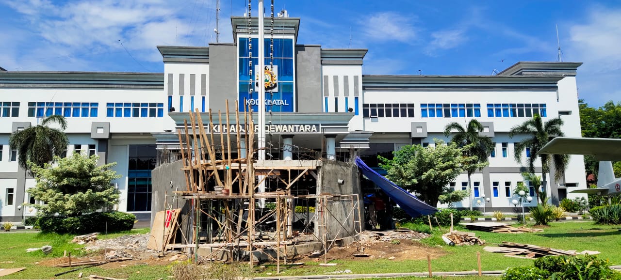 Pembangunan Miniatur Haluan Eks KRI Teluk Langsa-501 di Halaman Mako Kodiklatal Hampir Selesai