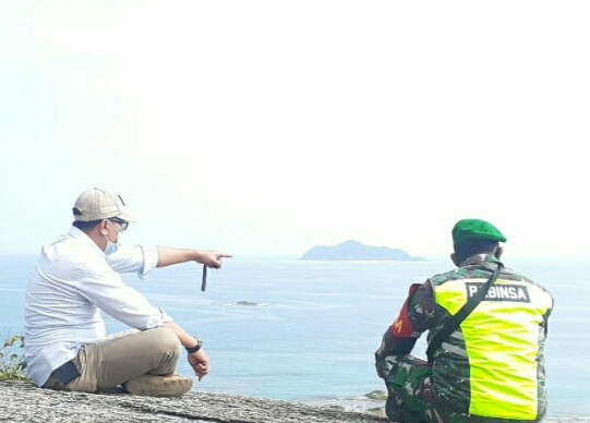 Kunjungi Tempat Wisata Tanjung Senubing, Babinsa Komsos Bersama Lurah Ranai Kota