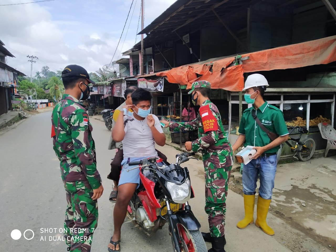 Sambangi Wilayah Binaan, Babinsa Lesabela Sosialisasikan PPKM dan Bagikan Masker