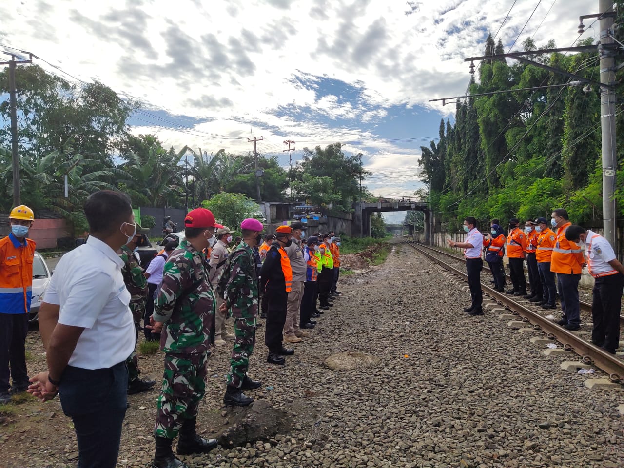 PT KAI Daop 1 Jakarta Tertibkan Aktivitas Warga Di Jalur Rel Petak Jalan Nambo-Cibinong