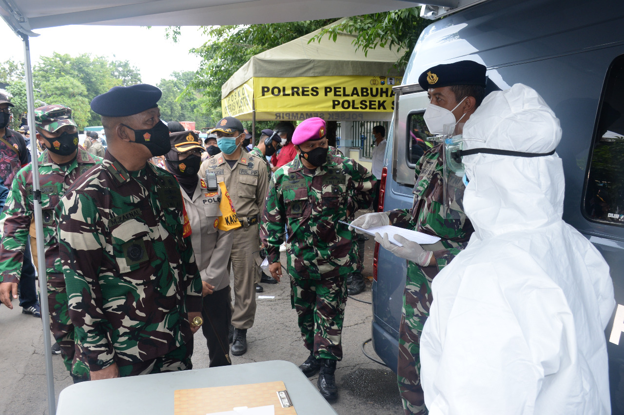 Danlantamal V Tinjau Pelaksanaan Satgas PPKM Skala Mikro di Masyarakat