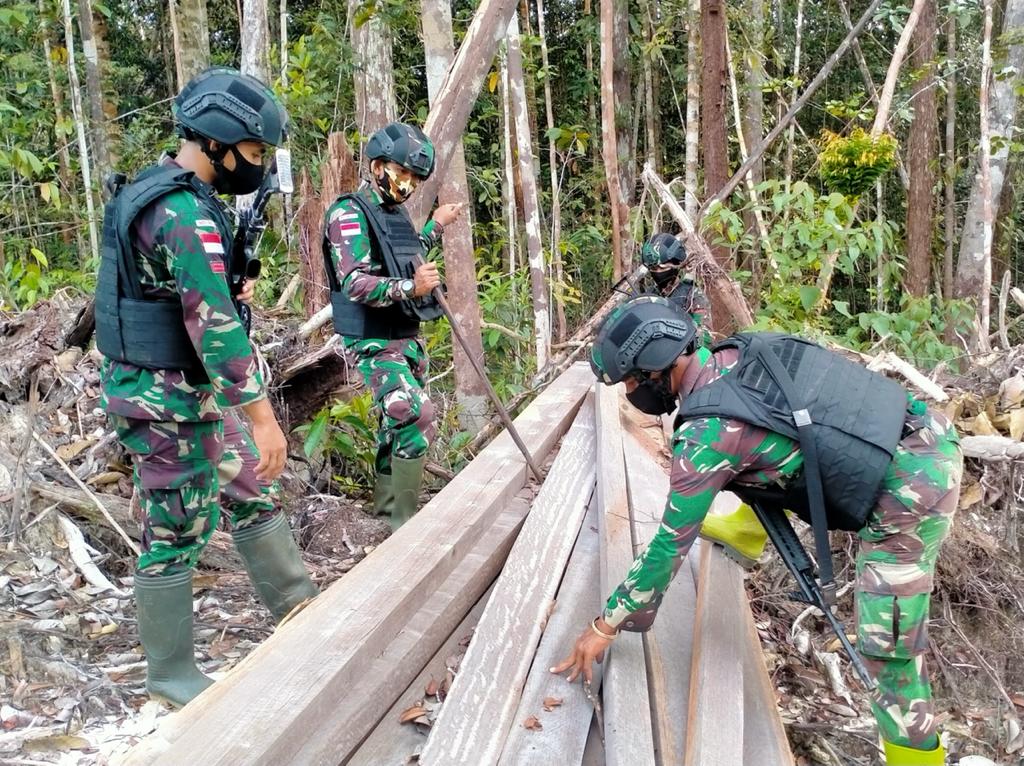 Patroli Patok, Satgas Yonif 407 Temukan Kayu Olahan Diduga Hasil Pembalakan