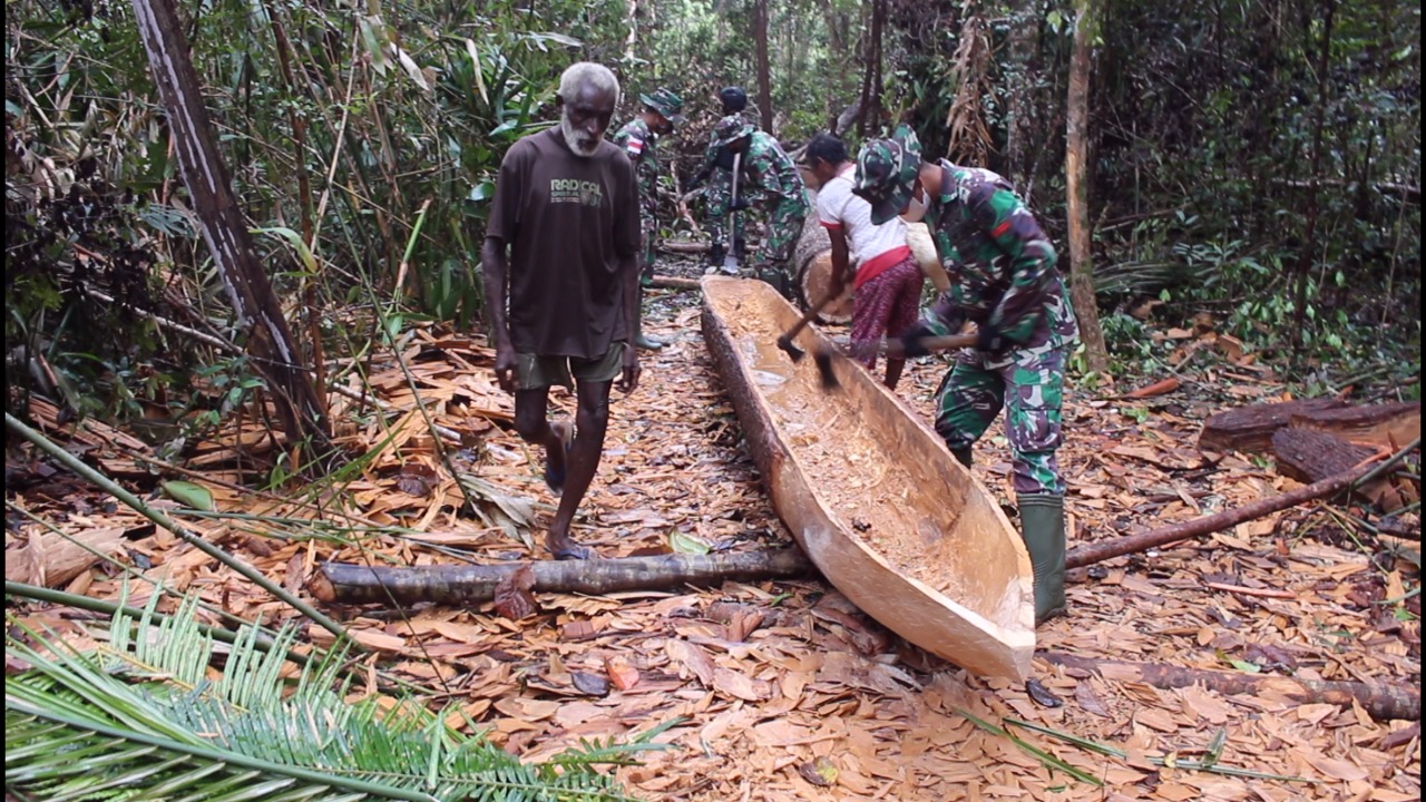 Satgas Pamtas RI-PNG Yonif 611/Awang Long Buat Perahu Tradisional Untuk Warga