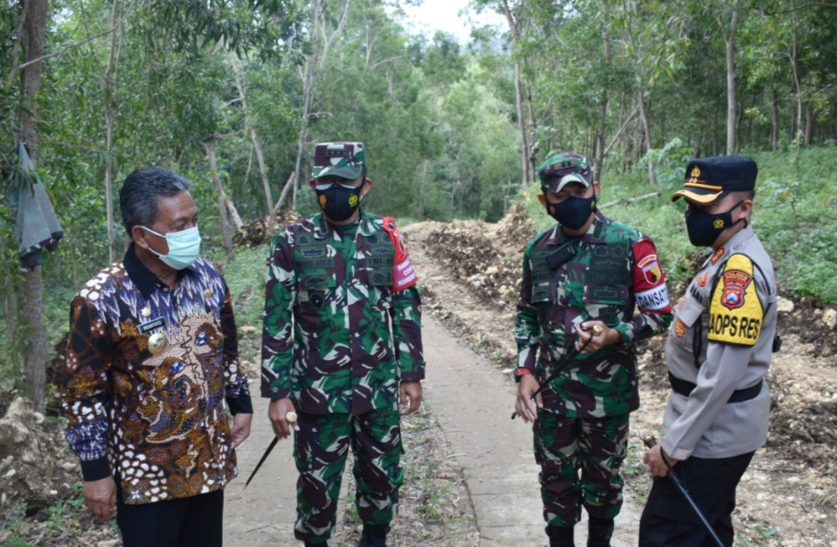 Danrem 081/DSJ Apresiasi Pembukaan Akses Jalan Baru Pada TMMD Pacitan