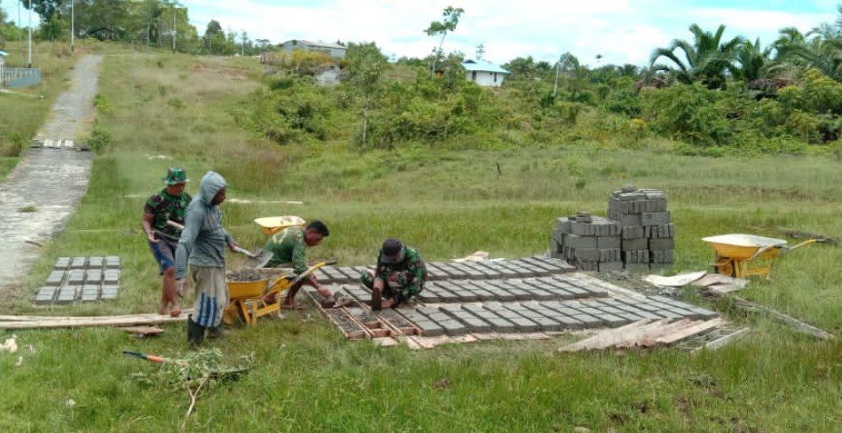 Satgas TMMD ke 110 Kodim Boven Digoel Bersama Warga Bikin Batako