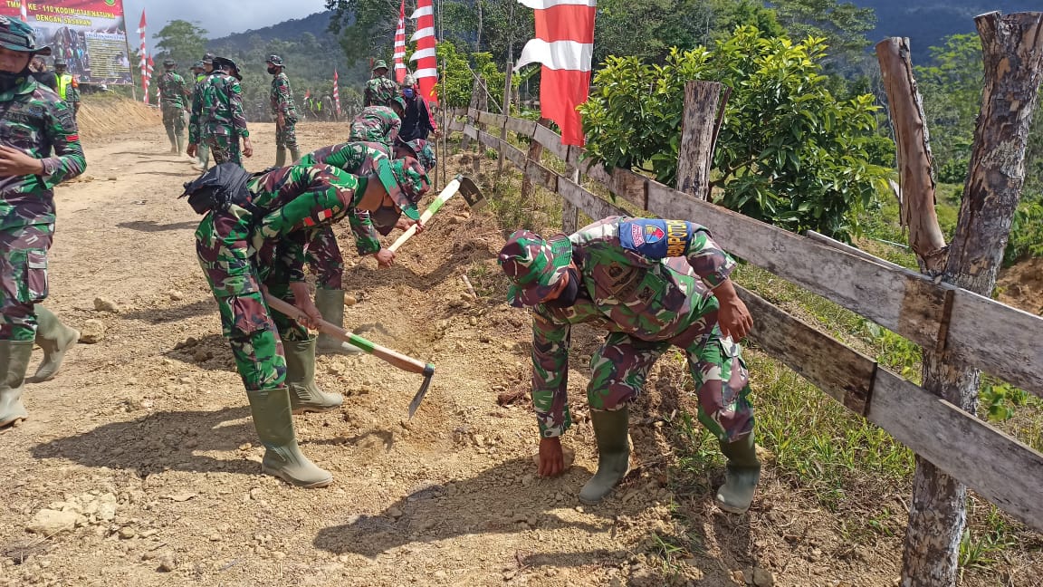 Natuna Bahu Membahu Dalam Pembangunan Jalan Baru Program TMMD 110/Natuna