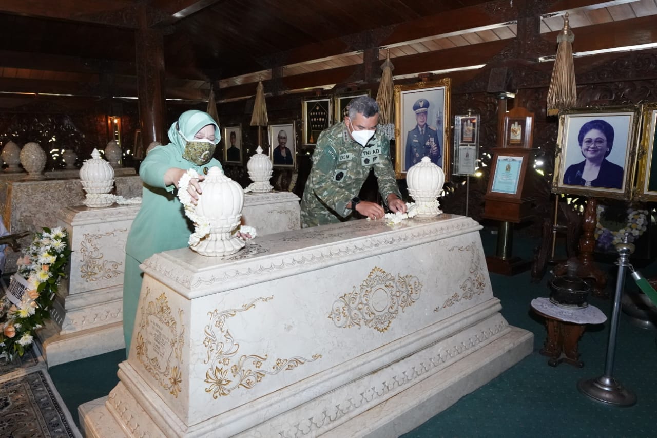 Peringati HUT Ke-60 Kostrad, Pangkostrad Ziarah Ke Makam Jenderal Besar TNI (Purn) H.M.Soeharto