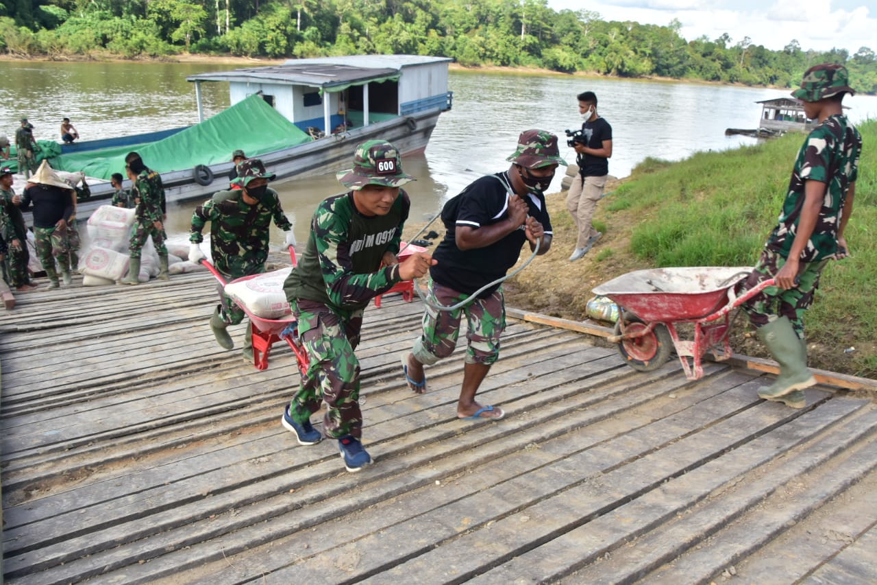 Medannya Sulit, Ada Cara Unik Mengangkut Material Satgas TMMD ke-110 Kodim 0912/Kubar