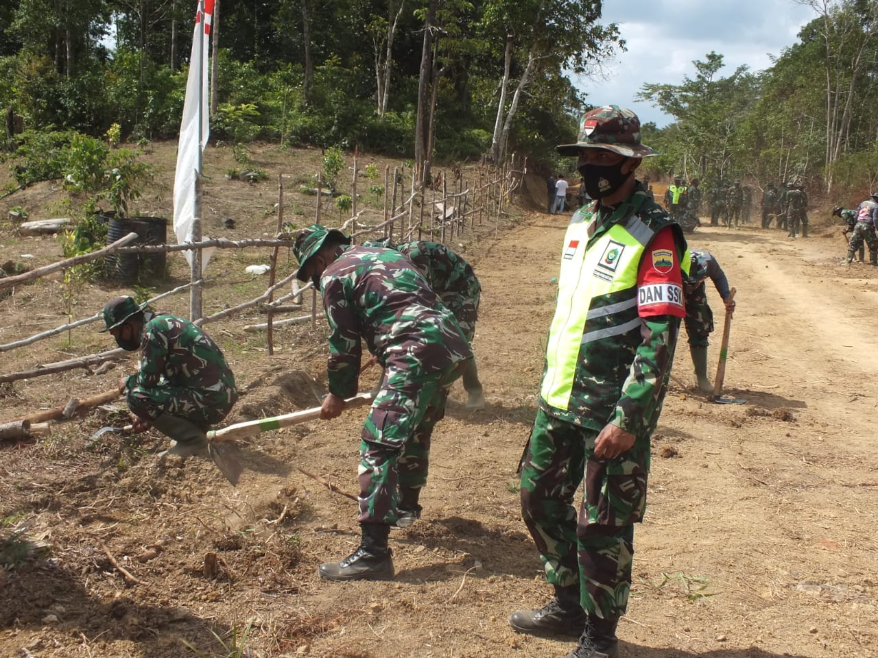 Dan SSK Pantau Pembuatan Jalan Baru Penghubung Dua Desa dan Dua Kecamatan