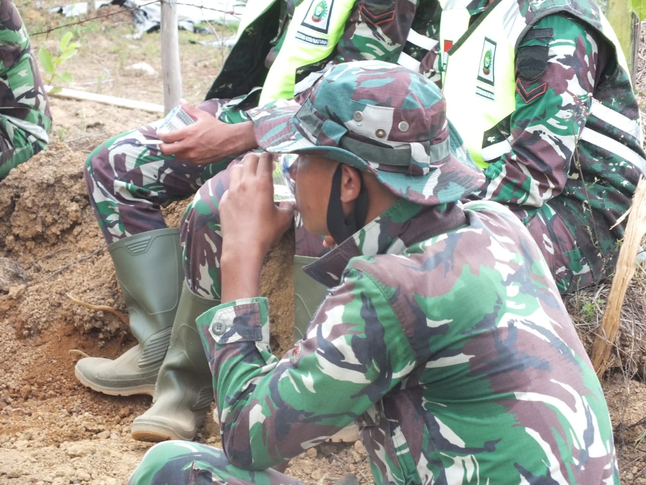 Panas Dan Dahaga Tidak Mengendurkan Semangat Satgas TMMD 110/Natuna