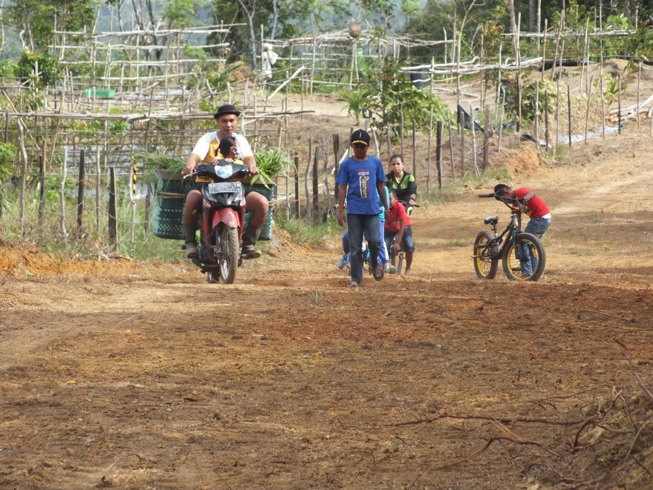 Kegembiraan Warga Dengan Adanya Jalan Baru Program Dari TMMD 110/Natuna