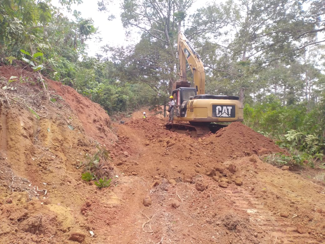 Laju Alat Berat Pecahkan Kesunyian Lereng Gunung Ranai Natuna