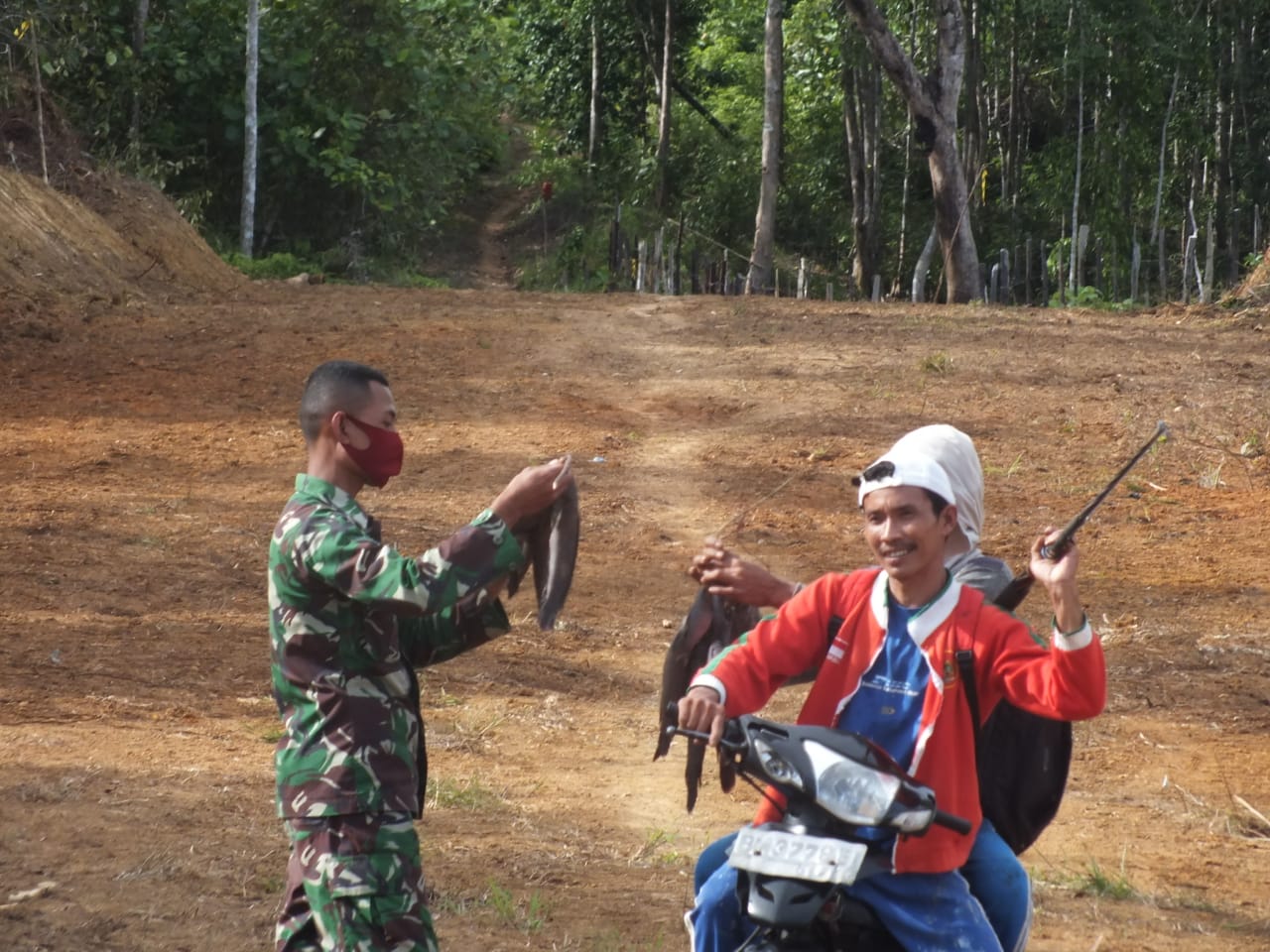 Ikan Hasil Memancing Ditawar Anggota Satgas TMMD Kodim Natuna