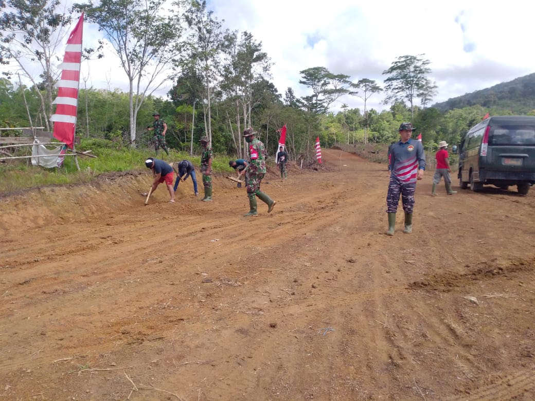 Lanal Ranai Ikut Bahu Membahu Membangun Jalan Baru