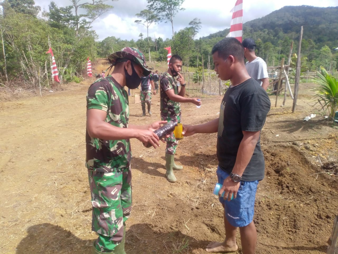 Berbagi Segelas Kopi Dengan Warga Di Sasaran Fisik TMMD Kodim Natuna