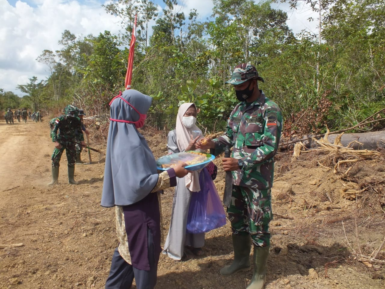 Berikan Makanan, Warga Sebayar Dukung TMMD Ke 110 Kodim Natuna