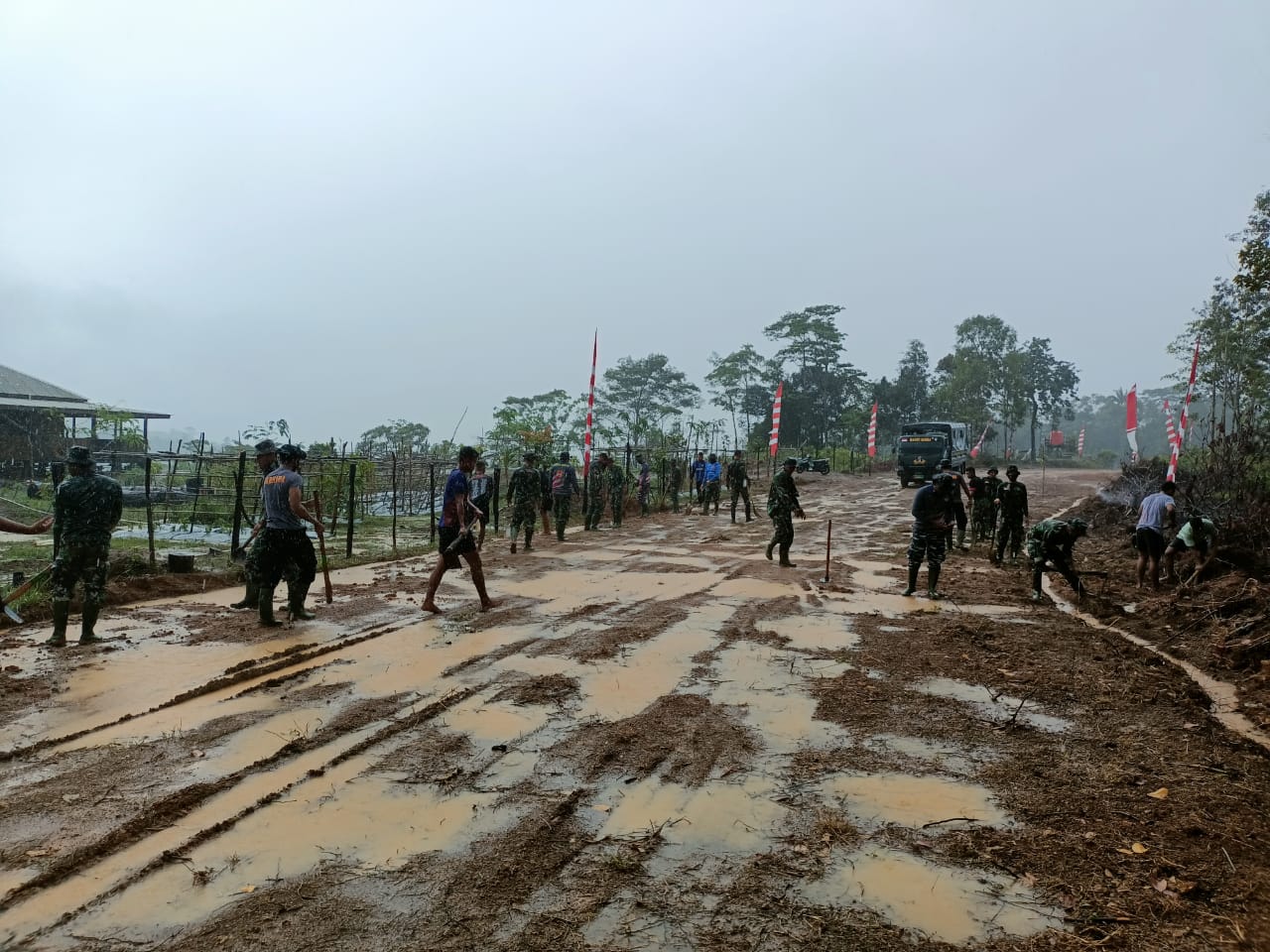 Berjuang Kubangan Lumpur, Satgas TMMD Bangun Jalan Penghubung