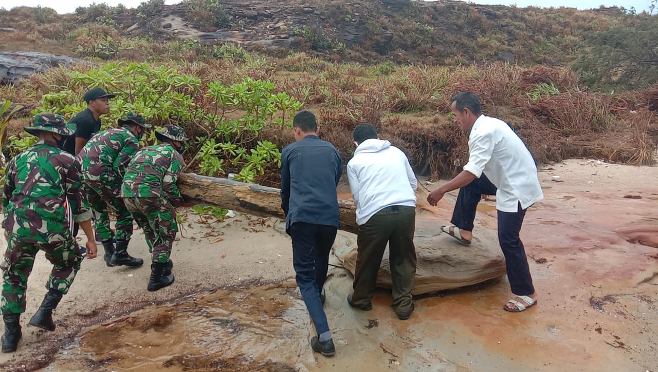 Satgas Dan Warga Bergotong Royong Laksanakan Gotong Royong Pembersihan Di Desa Pengadah