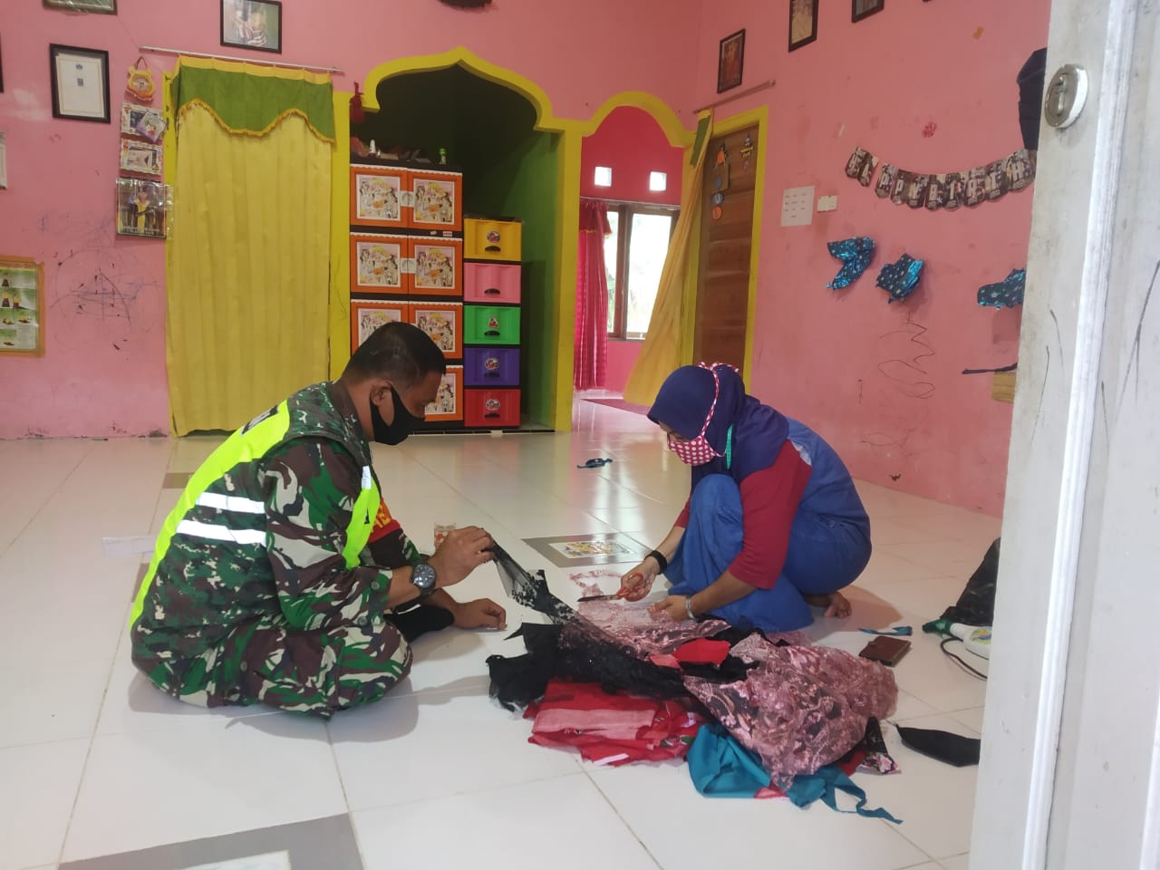 Kunjungi Pengrajin Masker, Warga Binaan Koramil 01/Ranai Kodim 0318/Natuna Dalam Program TMMD