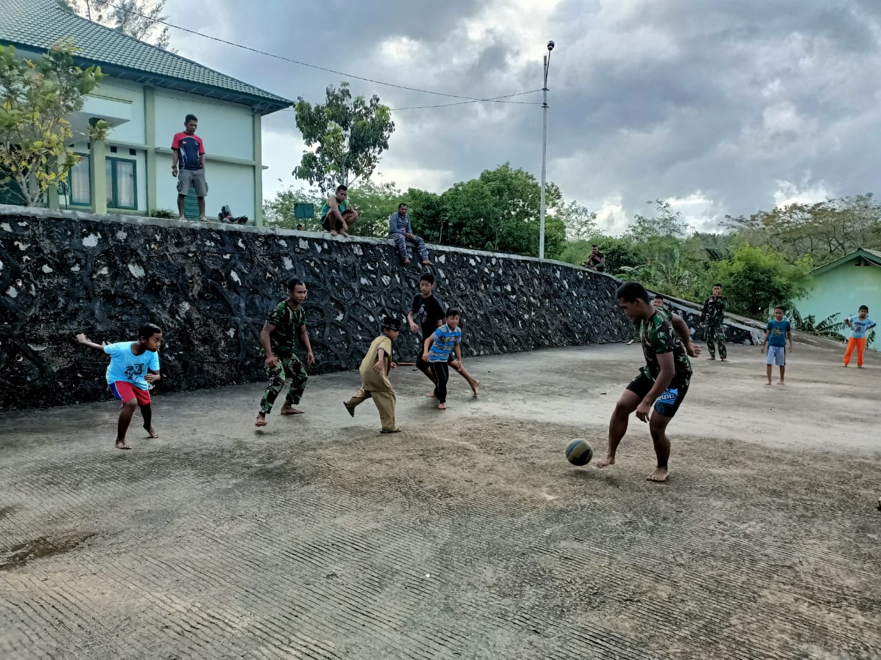 Keceriaan Anak Berebut Bola melawan Satgas TMMD