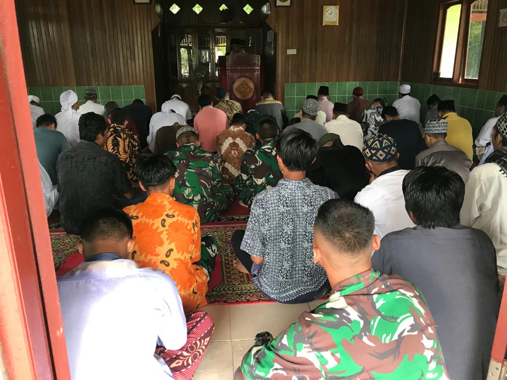 Satgas TMMD Ke 110 Kodim 0319/Mentawai Melaksanakan Ibadah Sholat Jum’at Bersama Masyarakat