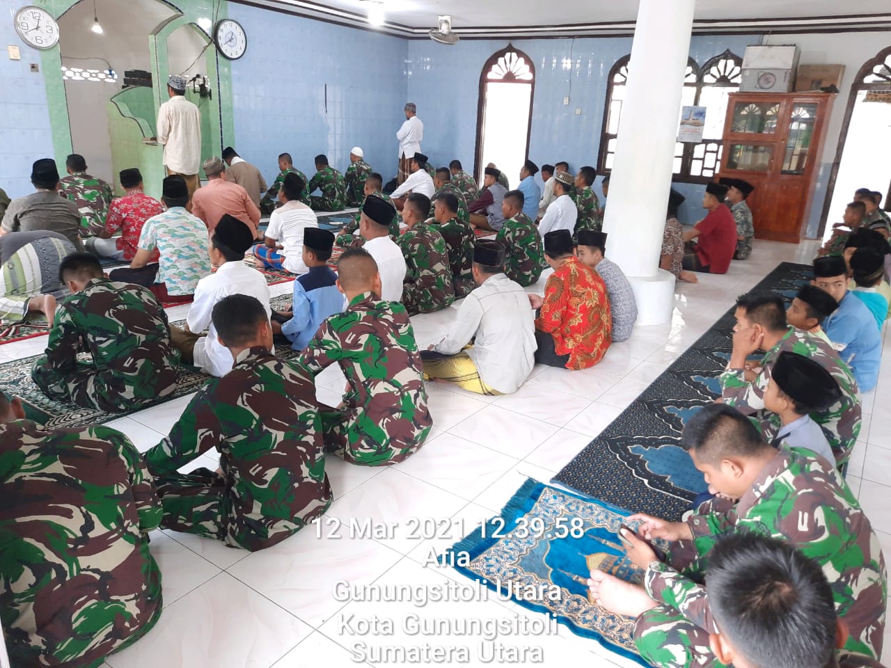 Satgas TMMD Berbaur Bersama Warga Tunaikan Sholat Jum’at