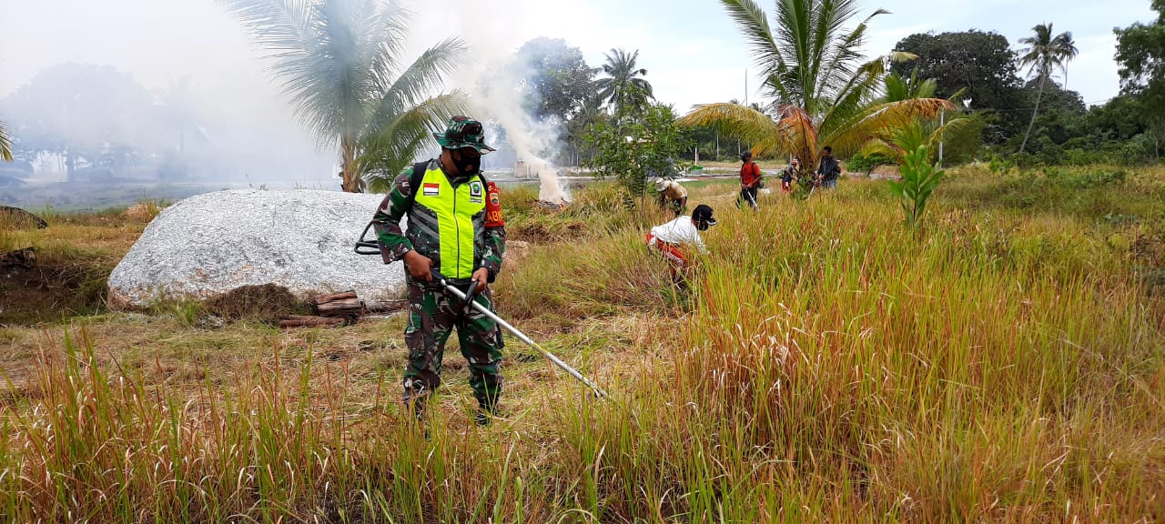 Eratkan Silaturahmi dan Komsos, Satgas TMMD Bersama Warga Gotong Royong Bersihkan Obyek Wisata