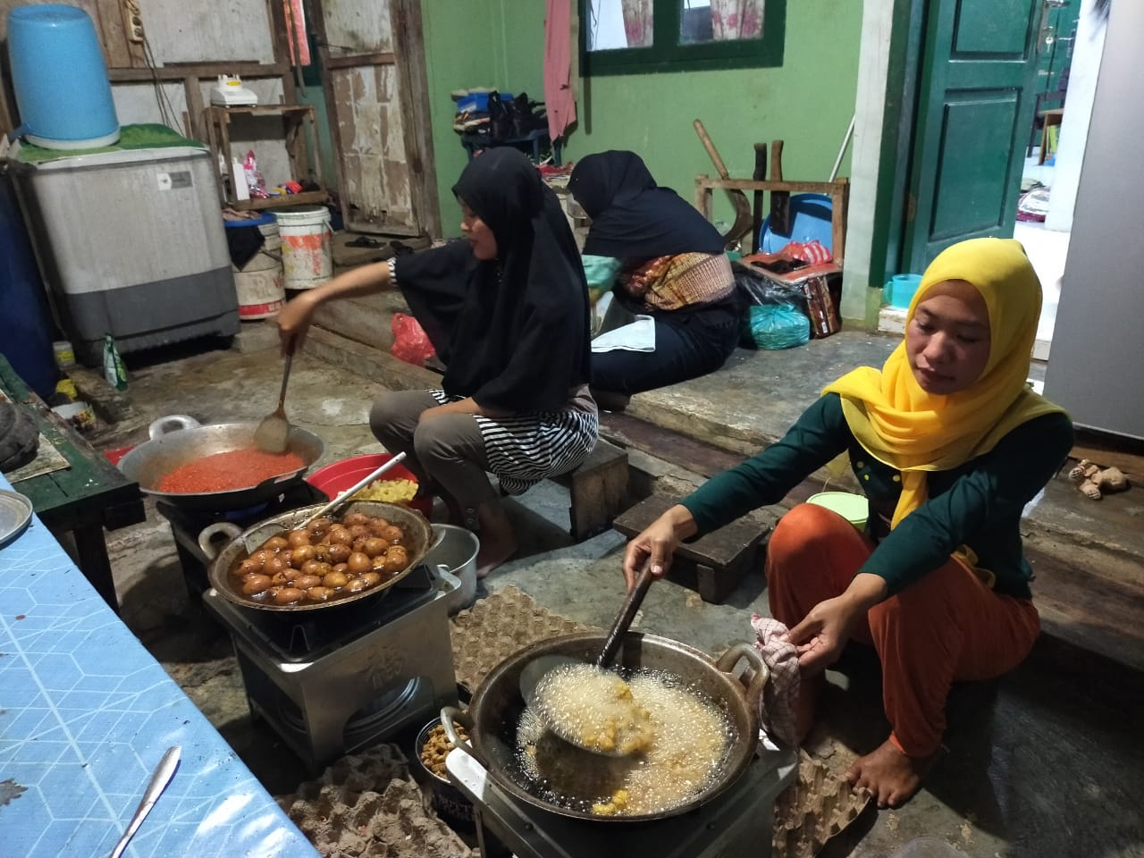 Ibu – Ibu Persit Menyiapkan Logistik Guna Menunjang Suksesnya Kegiatan TMMD 110/Natuna