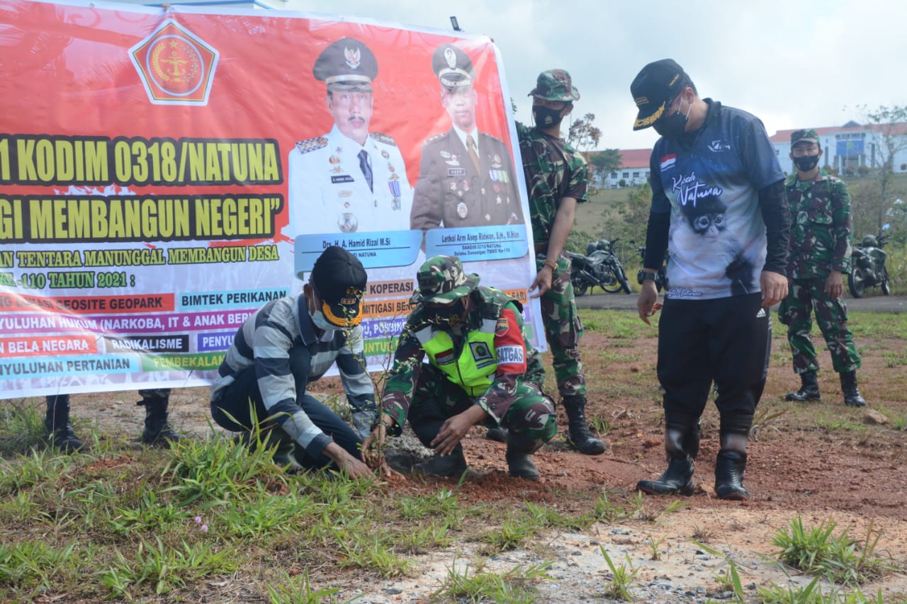 Penanaman Pohon Ketapang Kencana Dalam Rangka Kegiatan Non Fisik TMMD 110 Kodim 0318/Natuna Tahun 2021