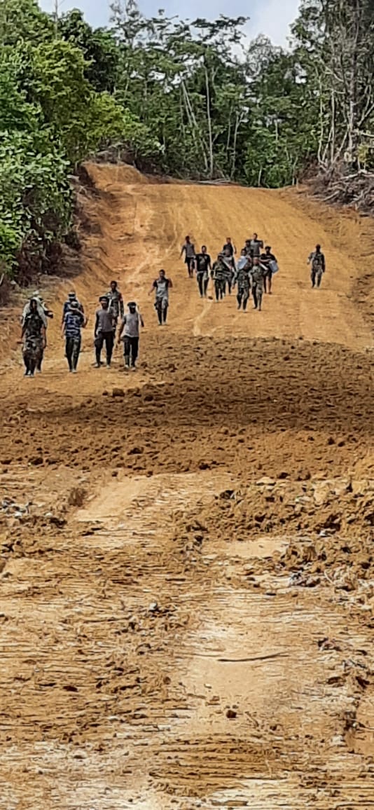 Puluhan Personil TMMD Berjalan Kaki Karena Medan Sulit Dilalui Kendaraan