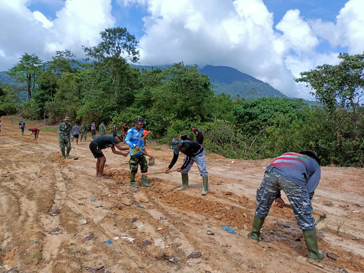 Guyuran Hujan Perparah Lokasi Sasaran Fisik, Satgas Tetap Semangat