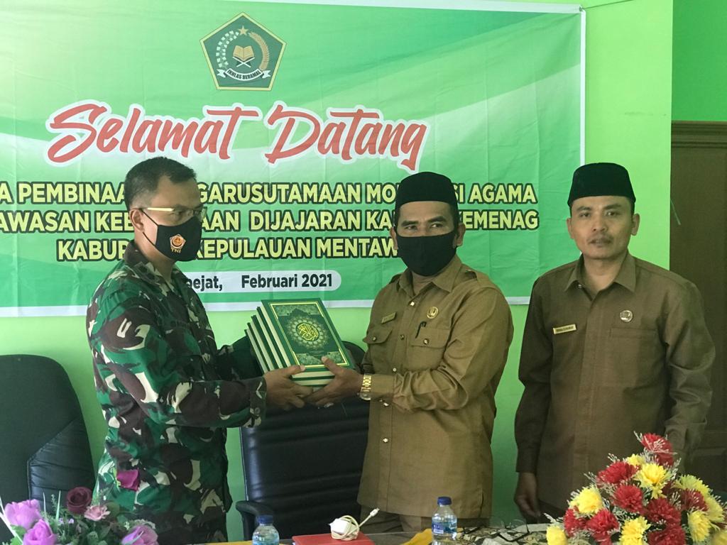 Dansatgas TMMD Ke 110 Kodim 0319/Mentawai Menyerahkan Bantuan Kitab Suci Al-Qur’an