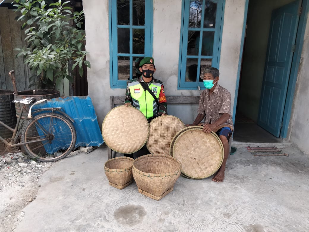 Dalam Rangka TMMD 110/Natuna Babinsa Lakukan Komsos Ke Pengrajin Anyaman Bambu