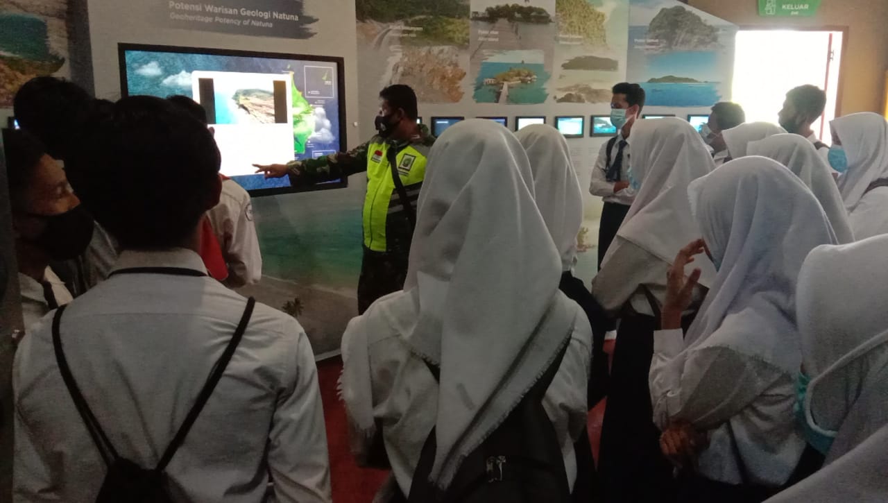 Penyuluhan Dan Sosialisasi Geopark Natuna Ke SMP Negeri 1 Bunguran Timur