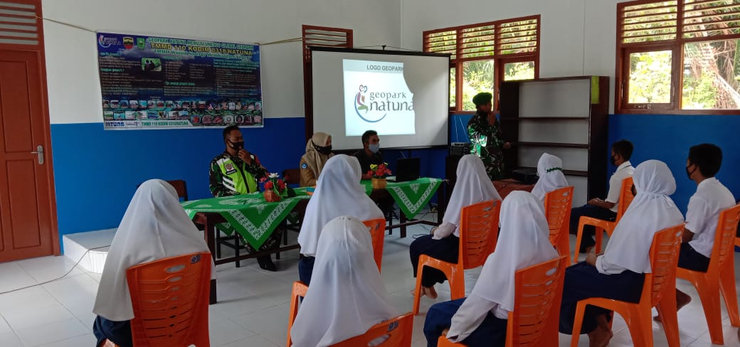 Penyuluhan Dan Sosialisasi Geopark Natuna Ke SMP Negeri 1 Subi