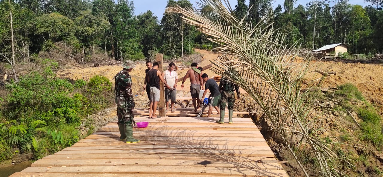 Satgas TMMD Bersama Masyarakat Bergotong Royong Bangun Jembatan