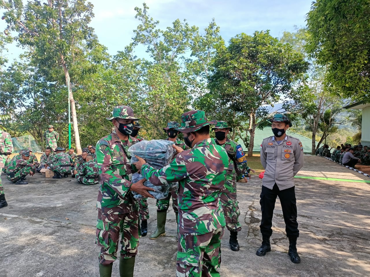 Giat Apel Pagi Dan Pembagian Kaporlap Demi Kelancaran Kegiatan TMMD 110/Natuna