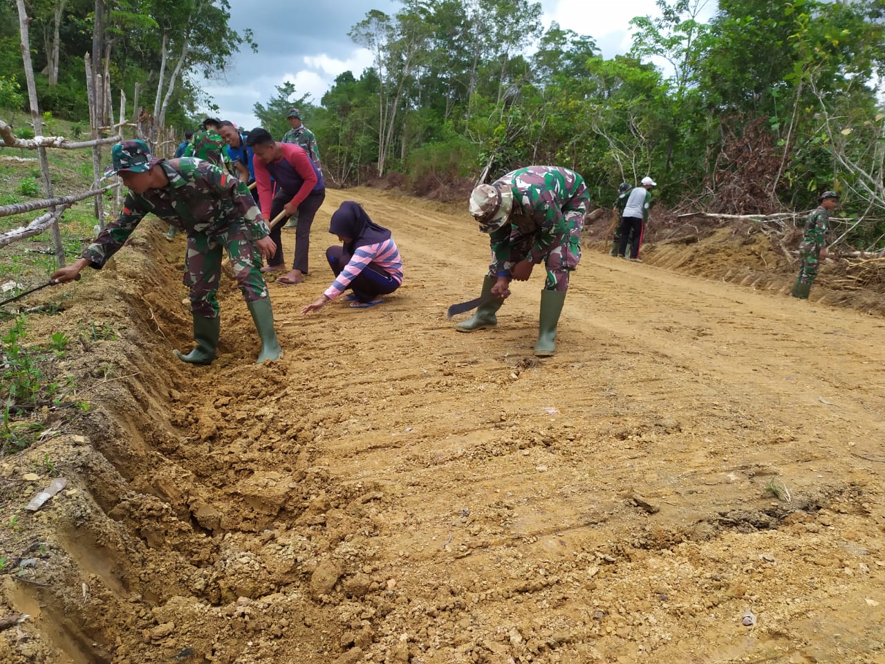 Korbankan Waktu dan Tenaga, Warga Natuna Bantu TNI Bangun Jalan