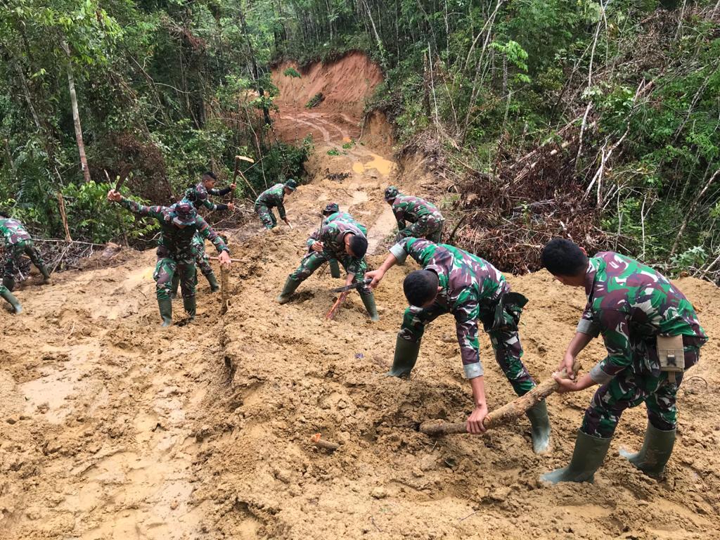 Di Tengah Cuaca Hujan dan Panas, Satgas TMMD Ke 110 Kebut Sasaran