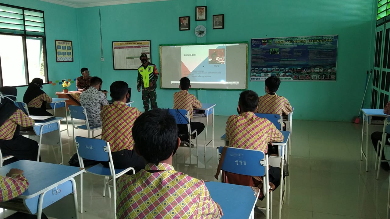 Dalam Rangka TMMD 110/Natuna, Babinsa Sosialisasi Geopark Natuna Ke SMU Negeri 01 Serasan Timur