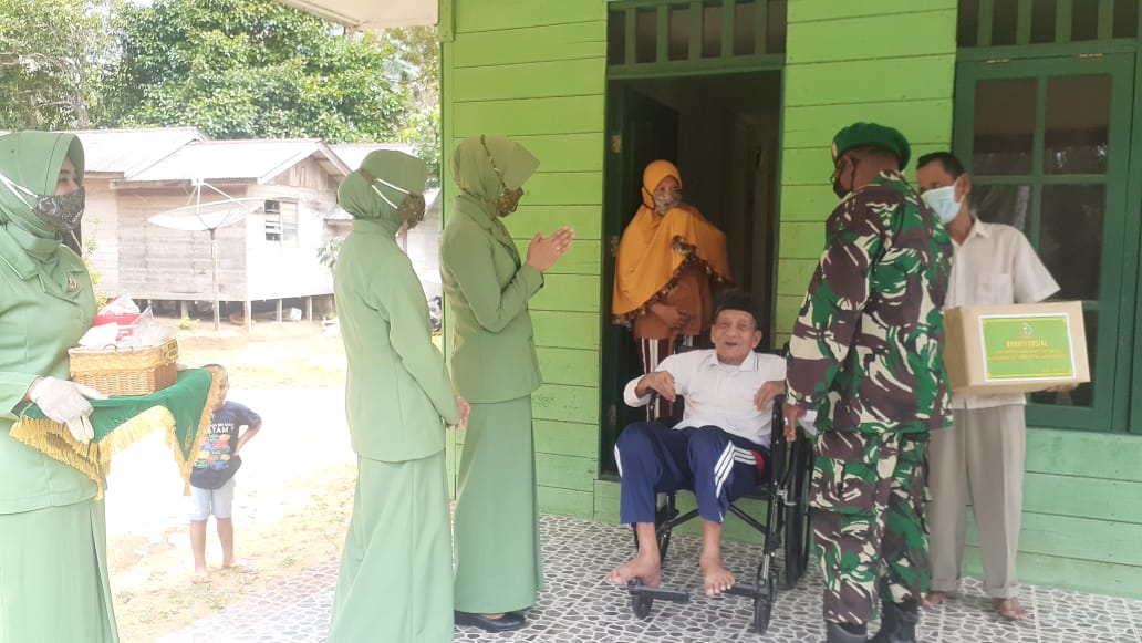 Dalam Rangka TMMD dan Bertepatan Dengan HUT Persit Kartika Chandra Kirana Ke 75, Memberikan Tali Kasih