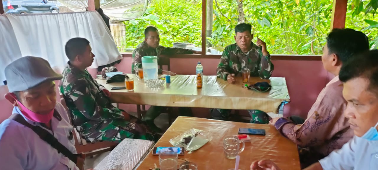 Komsos Interaktif Danki Satgas TMMD Ke-110 Kodim 0319/Mentawai Bersama Warga di Warung Kopi