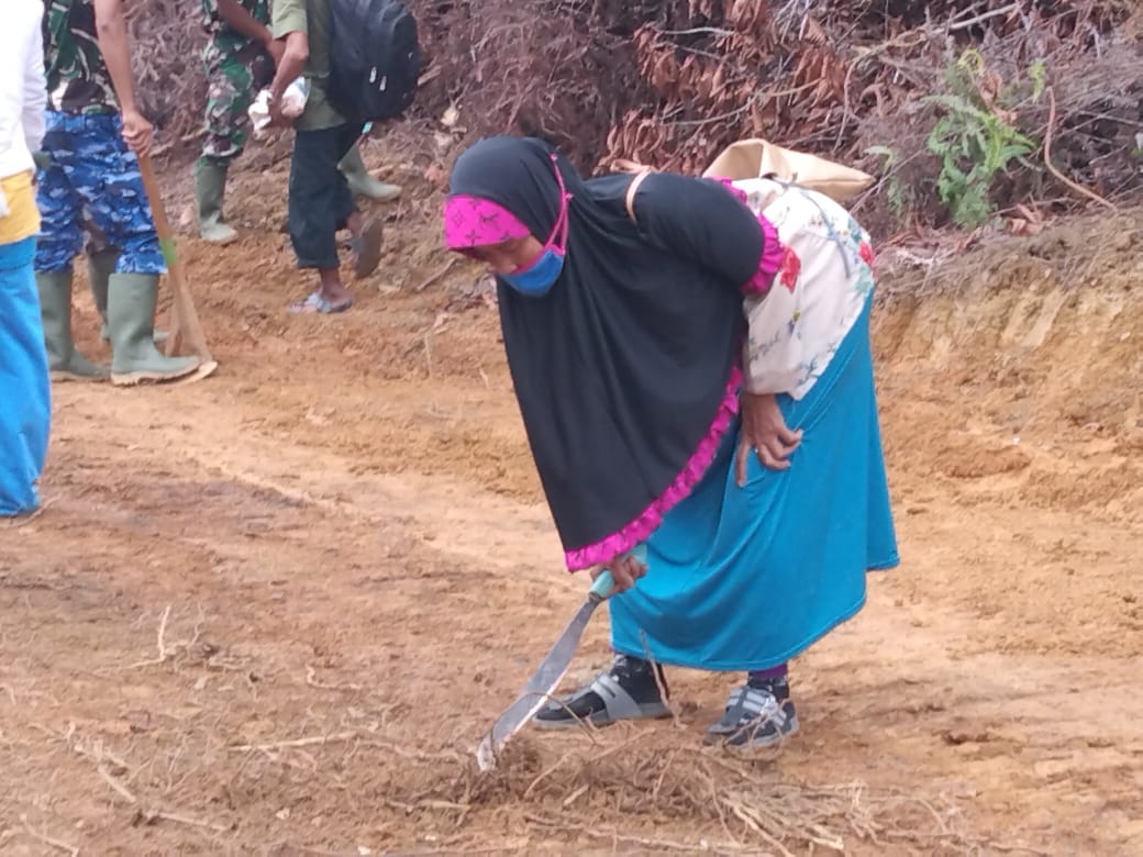 Bersenjata Parang, Nenek Tiasa Bersama Puluhan Warga Geruduk TMMD