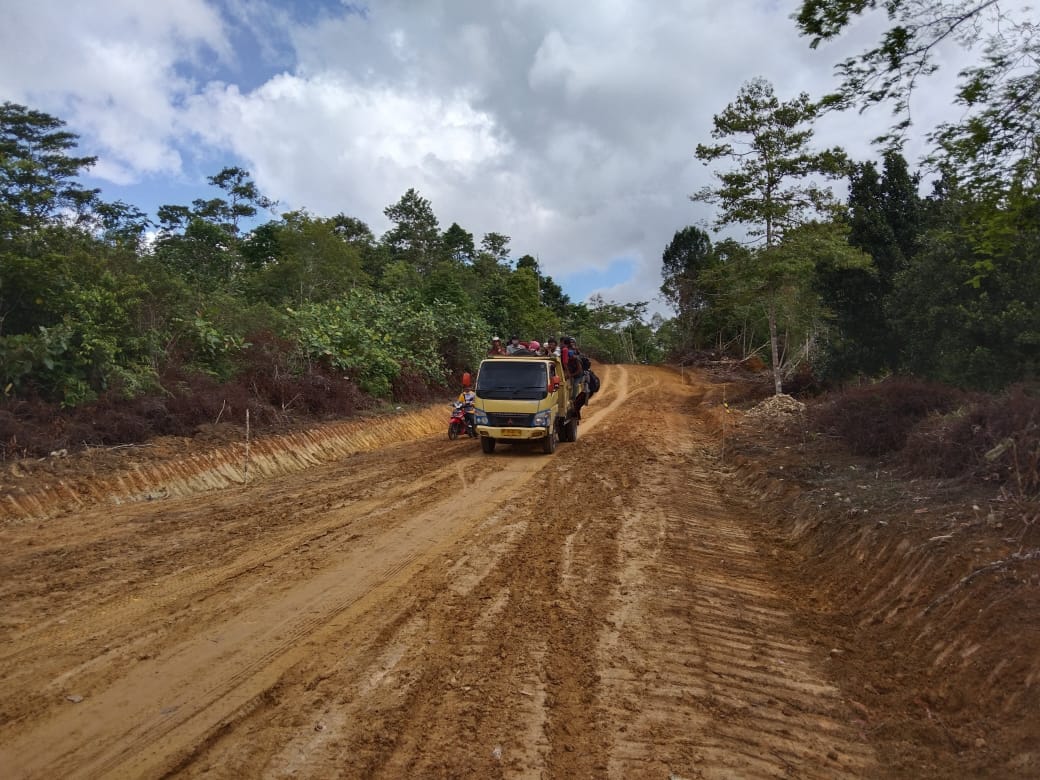 Dengan Menggunakan Truk, Masyarakat Kembali Serbu Lokasi TMMD