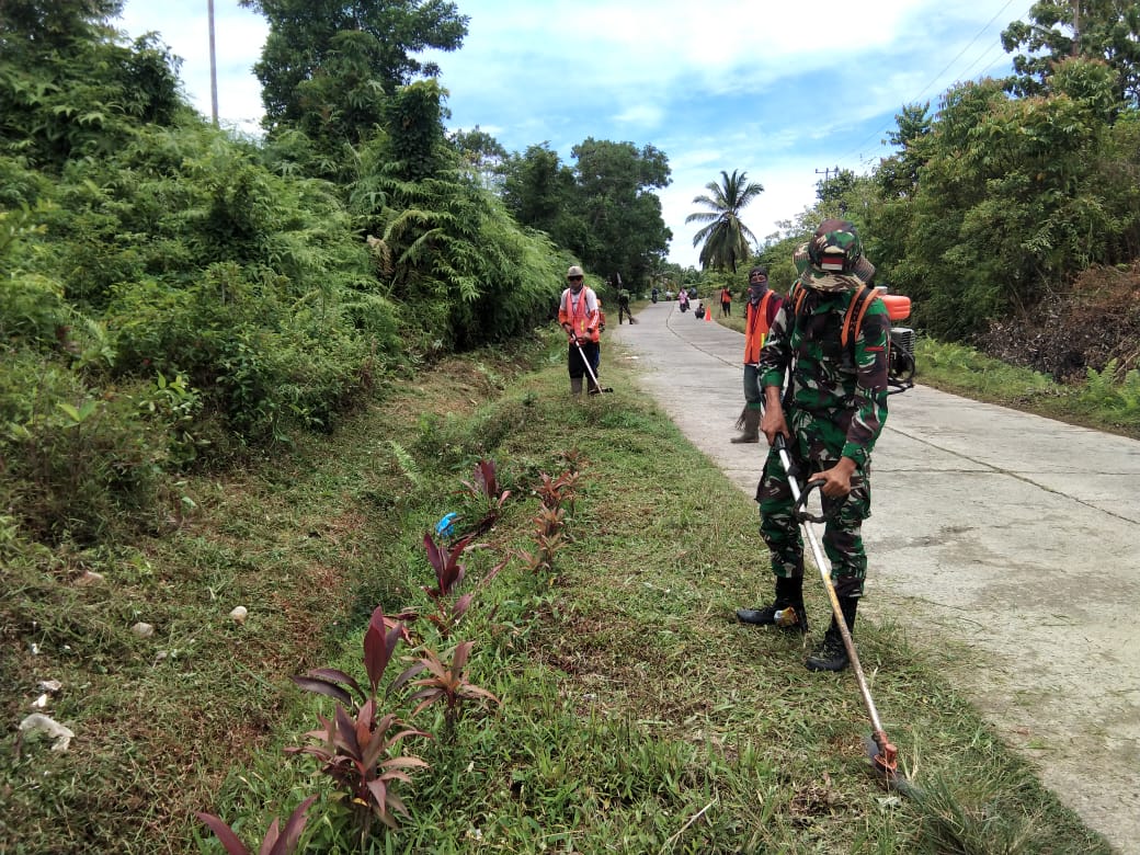 Percantik Lingkungan Desa, Satgas TMMD Mentawai Laksanakan Pemotongan Rumput Area Fasum