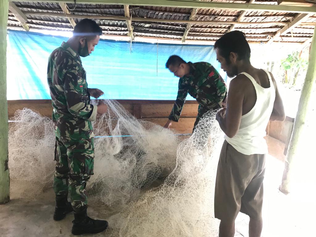 Komsos Kreatif Satgas TMMD, Bantu Perbaiki Jala Ikan Nelayan Mentawai