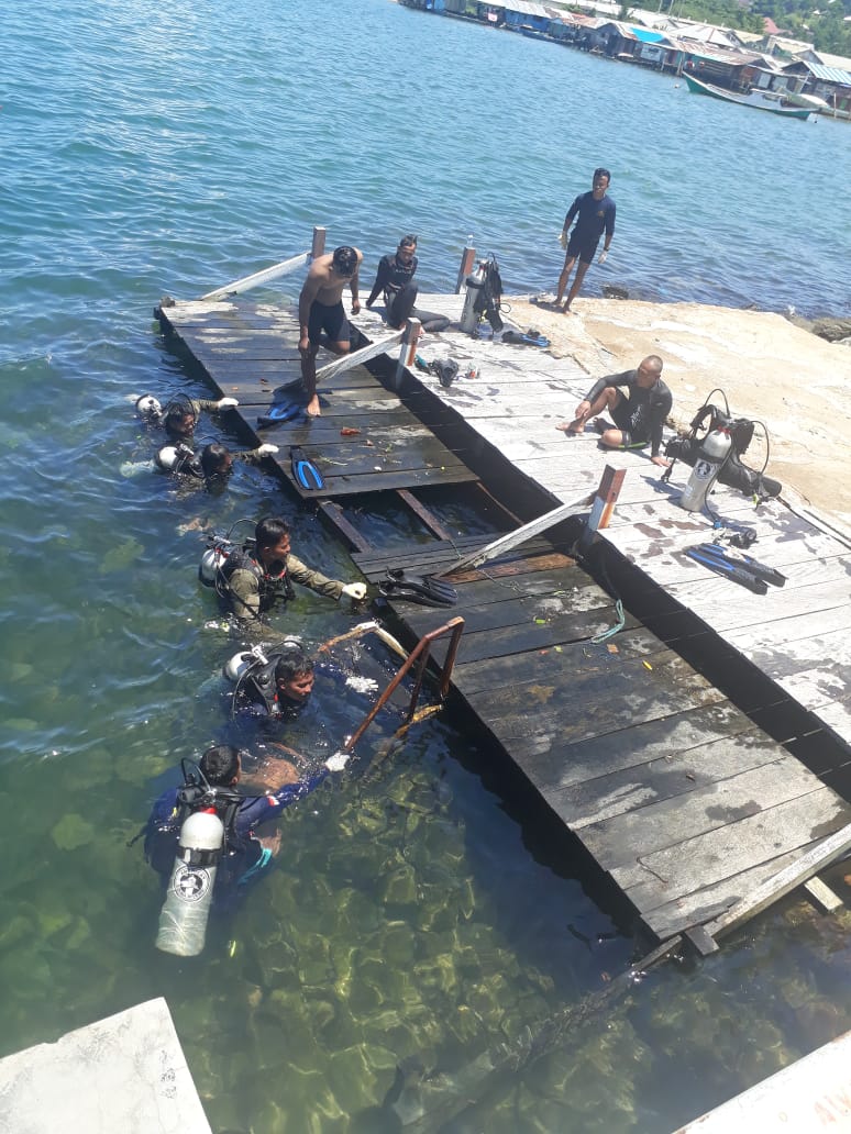 Penyelam TNI AL Latihan Pengapungan Material Tenggelam di Sorong