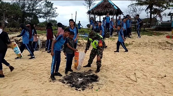 Kegiatan Non Fisik TMMD Sebagai Sasaran Tambahan Laksanakan Pembersihan Tempat Wisata Pantai Sisi